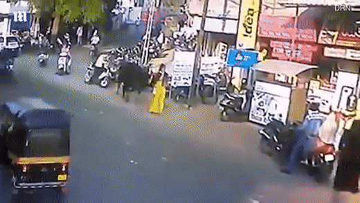 Đang đi bộ trên phố, người phụ nữ bất ngờ bị bò húc lên cao 3m Ảnh 2