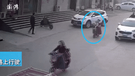 Mẹ bất cẩn khiến con rơi khỏi xe đạp và bị ô tô cán qua người ở Trung Quốc Ảnh 2