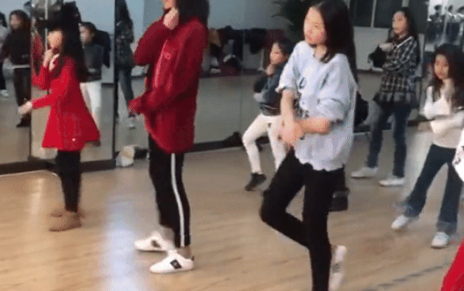 Clip dạy tạo dáng và thần thái cho các bạn trẻ thích chụp hình 'sống ảo' được dân mạng hưởng ứng nhiệt tình Ảnh 2