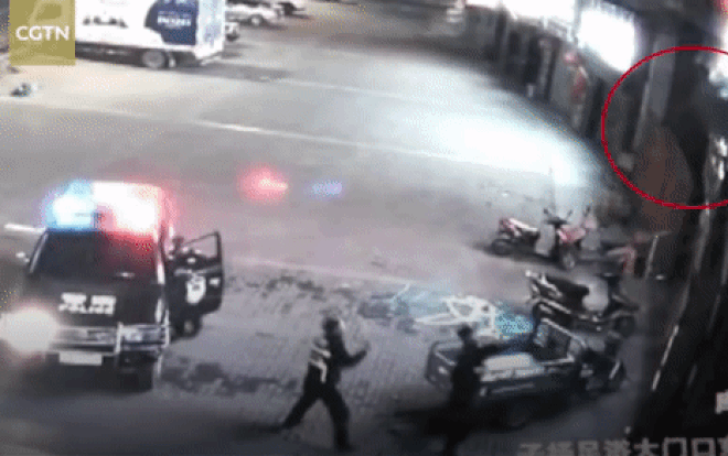 'Thót tim' trước pha cứu người nhảy lầu tự tử của chàng cảnh sát Ảnh 2