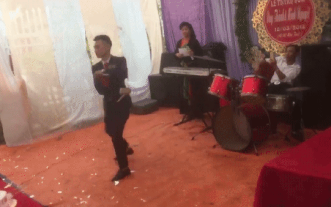 Chú rể múa côn nhị khúc trong đám cưới: Dân mạng 'thách thức' hội người yêu cũ cô dâu dám 'làm loạn' Ảnh 2