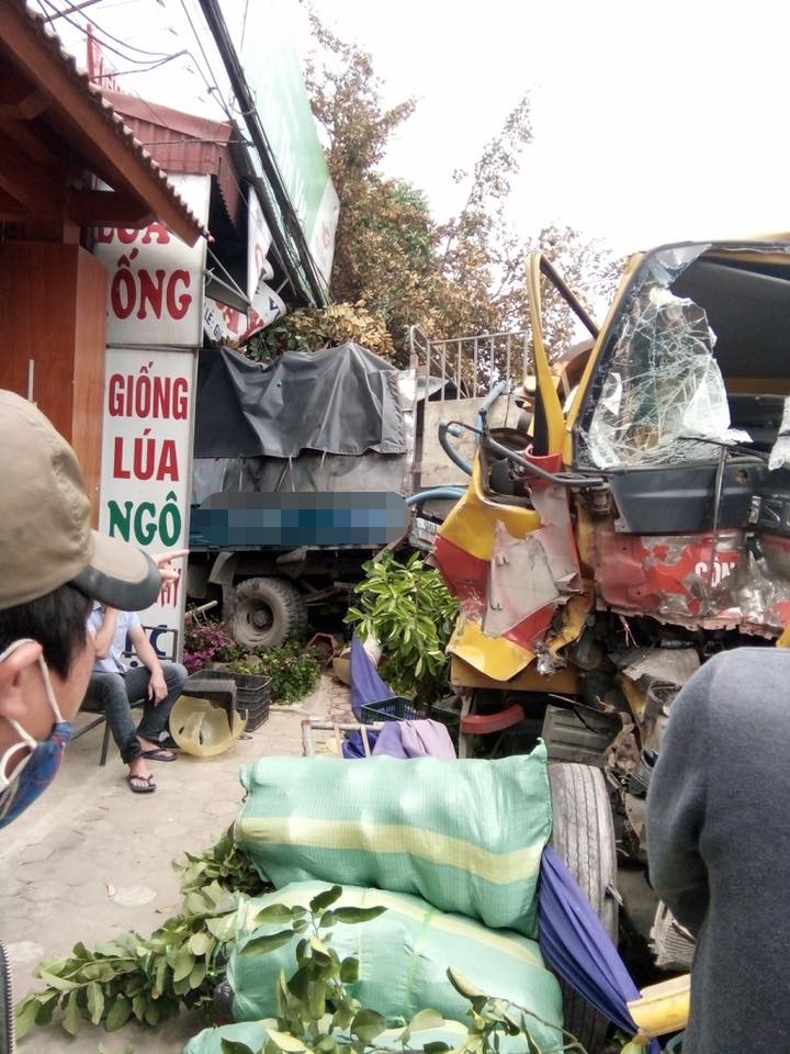 Con nhỏ vặn tay ga đâm thẳng vào ô tô vì một lỗi 