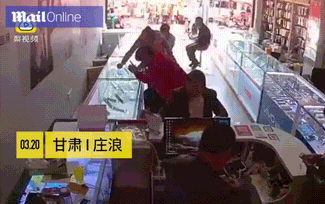 Điện thoại phát nổ lúc thay pin, người đàn ông cháy sém mặt mày Ảnh 2