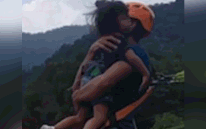 Thót tim cảnh cha ôm con gái nhỏ nhảy bungee mạo hiểm từ độ cao nghẹt thở Ảnh 2