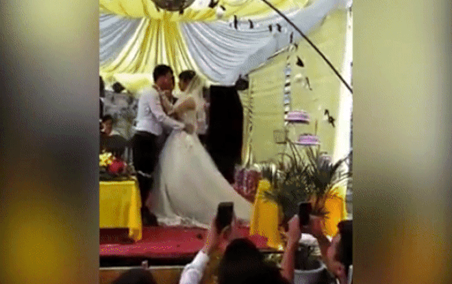 Chú rể 3 lần hôn môi cô dâu là cả 3 lần lấy áo chùi miệng khiến cư dân mạng buồn cười nhưng khó hiểu Ảnh 2