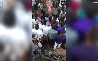 Chồng trói vợ vào cây, đánh 100 roi rồi mặc người khác sàm sỡ gây phẫn nộ Ảnh 2