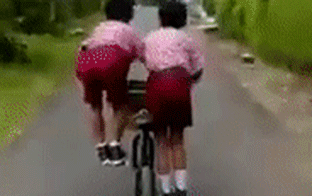 2 cậu bé đạp chung xe một cách ăn ý khiến nhiều người 'cười ngất': Tuổi thơ dữ dội là đây chứ đâu! Ảnh 2