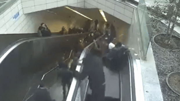 Kinh hoàng thang cuốn 'nuốt chửng' người khiến nạn nhân mắc kẹt suốt một tiếng Ảnh 2