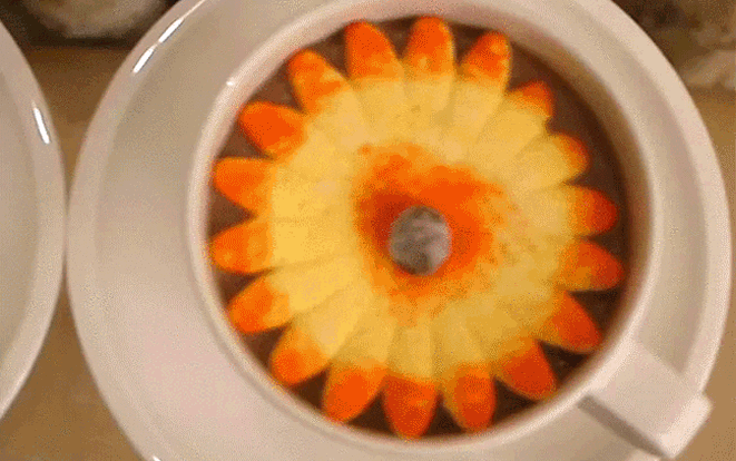 Ấn tượng với cốc socola nóng trổ hoa, một người đàn ông đã dùng nó để cầu hôn thành công bạn gái Ảnh 2