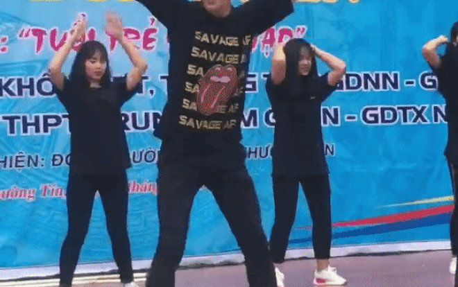 'Thầy giáo trường người ta': Đã điển trai lại còn nhảy đẹp thế này thì nữ sinh lại bị 'đốn tim' mất thôi Ảnh 2
