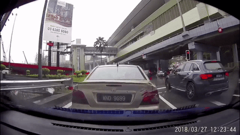 Mặt dày, người đàn ông cố tình lùi xe đâm vào ô tô phía sau hòng ăn vạ Ảnh 2