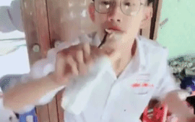 Clip: Hết hồn với màn chơi khăm 'bánh mì kẹp… rắn' ngày Cá tháng Tư Ảnh 2