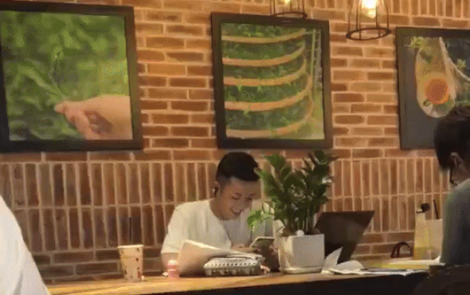 Chỉ lỡ cười tỏa nắng một cái thôi, chàng trai bỗng lọt vào tầm ngắm của cư dân mạng Ảnh 2