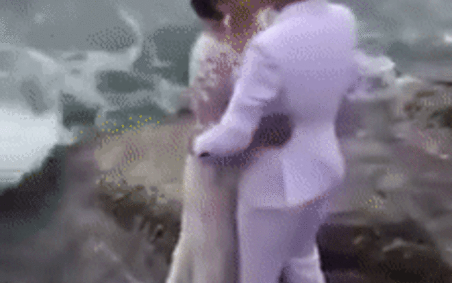 Bộ ảnh cưới lãng mạn, bỗng lãng xẹt vì 'mẹ thiên nhiên' phá đám Ảnh 2