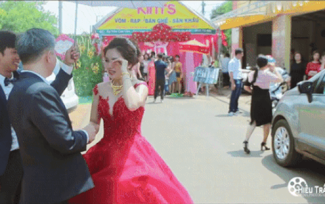 Câu chuyện cảm động phía sau clip hot 'bố gạt nước mắt tiễn con gái về nhà chồng' Ảnh 2