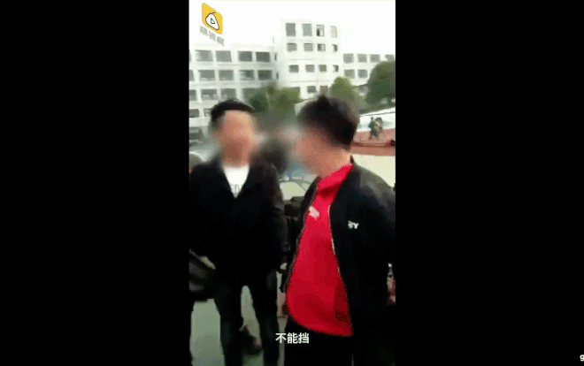 Nữ sinh dùng tiền đánh tới tấp vào mặt bạn nam gây phẫn nộ Ảnh 2