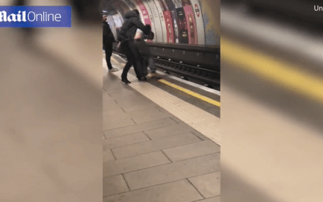 2 người đánh nhau ngã xuống đường ray, thoát chết ngay trước mũi tàu Ảnh 2