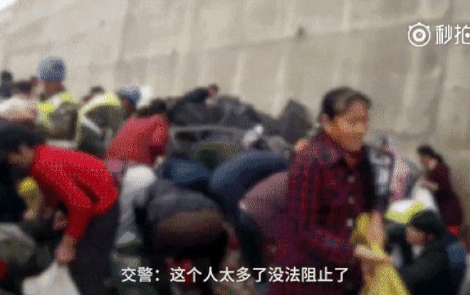 Xe chở táo bị lật, người dân nháo nhào ra hôi của Ảnh 2