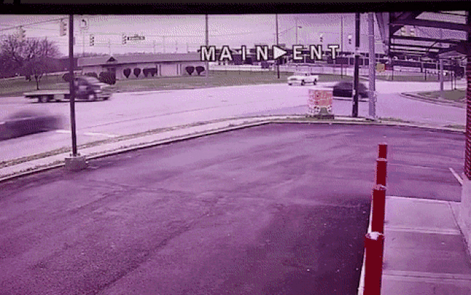 Chạy trốn cảnh sát, ô tô nổ tung sau cú đâm kinh hoàng Ảnh 2