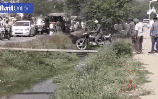 Trổ tài lái xe máy qua cầu hẹp, người đàn ông ngã nhào xuống mương Ảnh 2