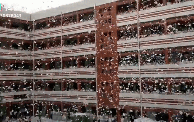 Cơn mưa… sách vở, đề cương trắng sân trường sau mùa thi Ảnh 2