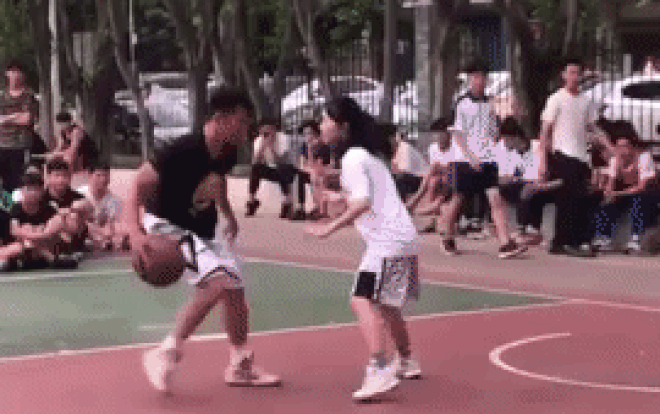 Clip dễ gây 'sâu răng' vì quá ngọt ngào: 'Bóng có thể không cho em vào rổ, nhưng anh thì có đấy' Ảnh 2