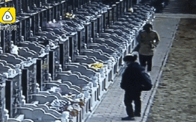 Lẻn vào nghĩa trang ăn trộm đồ cúng của người đã khuất Ảnh 2