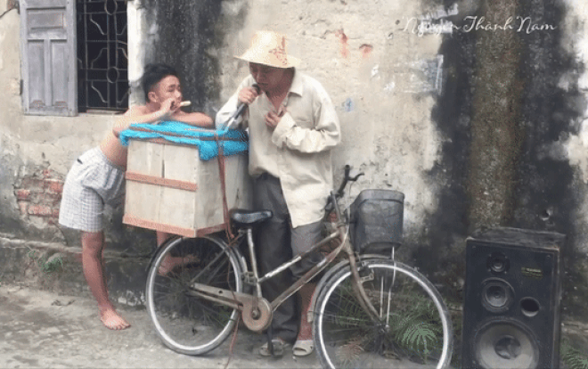 Xuất hiện clip 'anh bán kem phiêu hit của Tuấn Hưng' khiến giọng hát của Hoa Vinh phải 'lu mờ' trong một nốt nhạc Ảnh 2