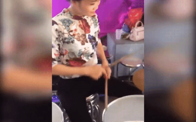 Nữ nhạc công xinh đẹp chơi trống 'máu lửa' tại đám cưới khiến cô dâu chú rể bị lu mờ Ảnh 2