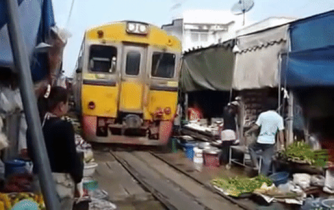 Đến thăm phiên chợ nguy hiểm nhất thế giới Ảnh 2