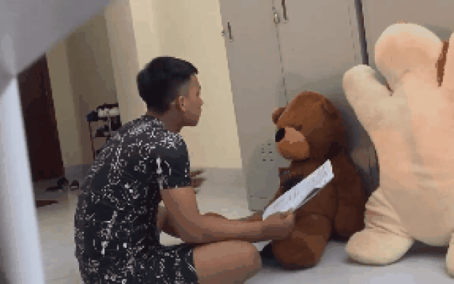 Chán học một mình 'thánh F.A' lôi cả gấu bông ra cùng luyện thi tiếng Anh khiến dân mạng cười té ghế Ảnh 2