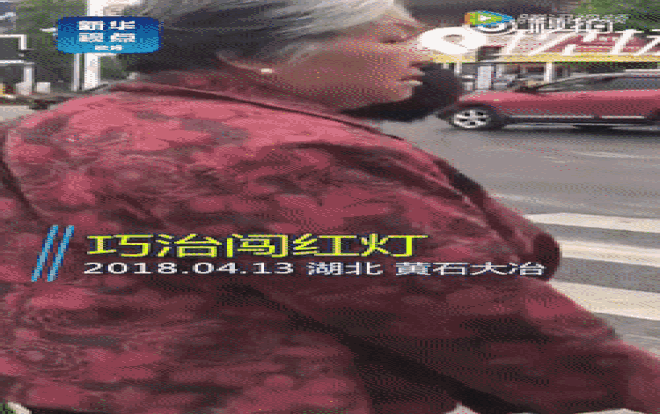 Máy nhận diện người đi bộ vượt đèn đỏ: Phóng loa nhắc nhở và phun nước cảnh cáo Ảnh 2