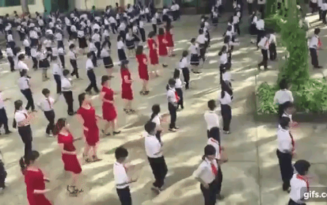 Clip dàn giáo viên nữ mặc váy đỏ nhảy Cha Cha Cha cùng học sinh ngay giữa sân trường khiến dân mạng thích thú Ảnh 2