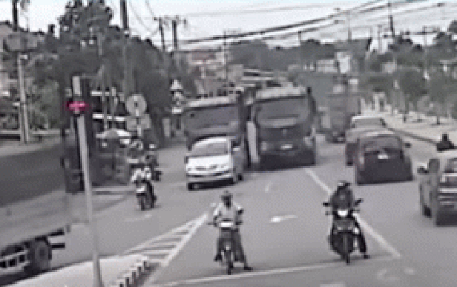 Rùng mình cảnh 2 xe ben đua tốc độ cao, chèn ép nhau giữa ngã tư đông người Ảnh 2
