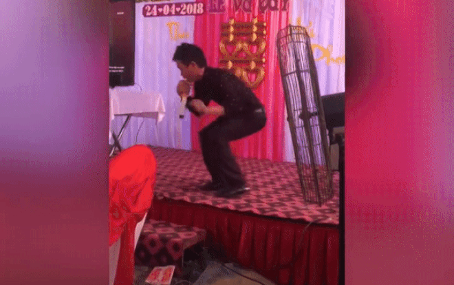 Hát mừng đám cười bằng ca khúc 'Xin lỗi tình yêu' thanh niên khiến dân mạng ngơ ngác vì biểu cảm quằn quại như người thất tình Ảnh 2