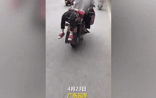 Ông bố buộc con đằng sau xe máy, ai cũng phẫn nộ cho đến khi biết nguyên nhân Ảnh 2