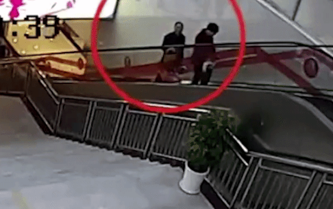 Người phụ nữ ngã dúi dụi khi bế cháu đứng trên thang cuốn Ảnh 2