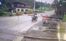 Cố lao qua thanh chắn tàu hỏa, người phụ nữ suýt mất mạng Ảnh 2