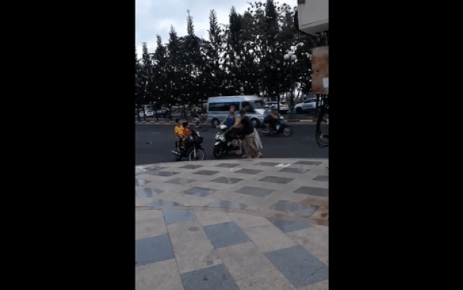 Ông Tây ra tay nghĩa hiệp giải cứu cô gái đang bị người đàn ông đánh giữa đường Ảnh 2