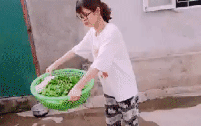 Cười sái quai hàm với cô nàng có kĩ năng 'vẩy rau' thần sầu nhất hệ mặt trời Ảnh 2