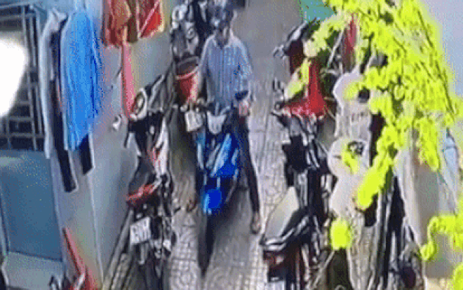 Xôn xao clip nam thanh niên ăn mặc bảnh bao đi xe ga nhưng lại trộm đồ lót của nữ sinh rồi tẩu thoát Ảnh 2