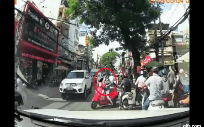 Lại thêm một vụ 'thánh ninja' đi ẩu đến nỗi suýt bỏ mạng giữa đường khiến nhiều người ngán ngẩm Ảnh 2