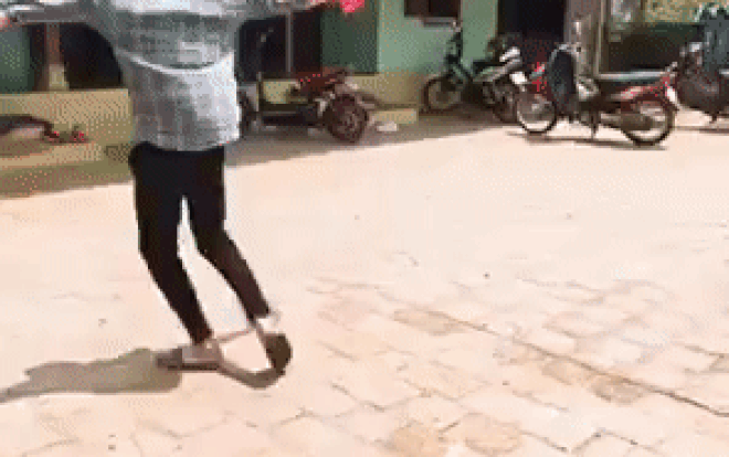 2 tay cầm 2 rổ rau xoay tít mù mà không hề đổ, anh chàng này đã chứng minh 'thánh vẩy rau' là có thật! Ảnh 2