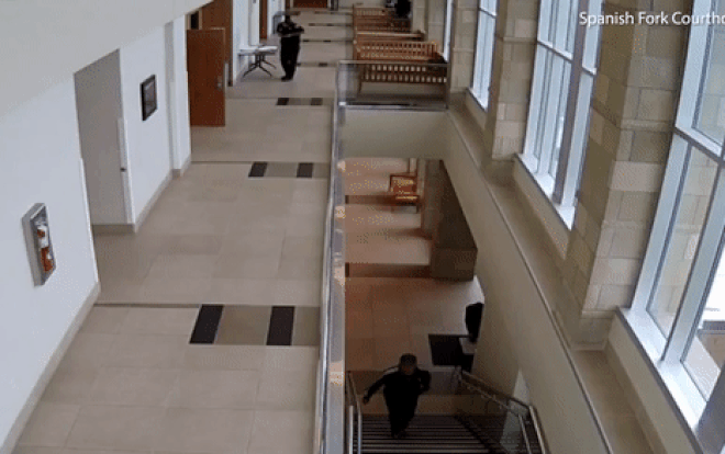 Bị cáo nhảy khỏi ban công tầng 2 phòng xử án, nứt hộp sọ Ảnh 2