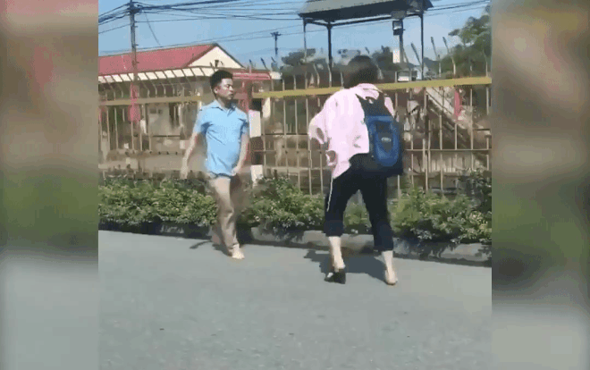 Tranh cãi giữa đường, cô gái rút ngay guốc ra dọa khiến bạn trai sợ chạy mất dép còn dân mạng được phen cười té ghế Ảnh 2