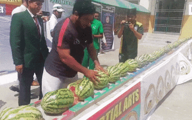 'Quái nhân' dùng đầu đập vỡ 51 quả dưa hấu trong 60 giây Ảnh 2