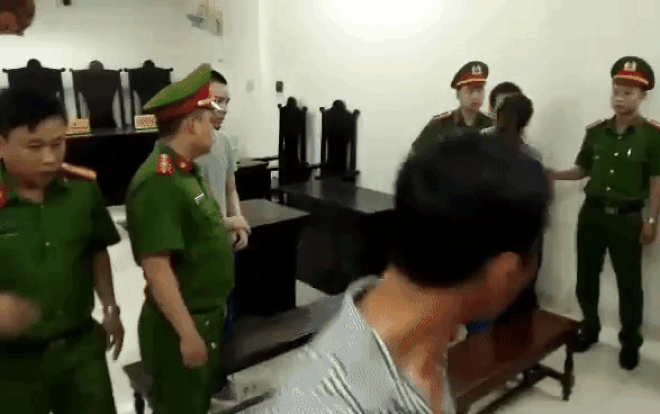 Nhận án tử hình, Thọ 'sứt' vẫn bình tĩnh tranh thủ hôn trộm bạn gái cũ trước khi rời tòa Ảnh 2