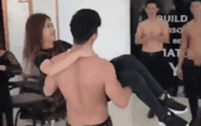 Salon tóc thuê trai đẹp 6 múi gội đầu cho khách khiến chị em 'điên đảo' Ảnh 2