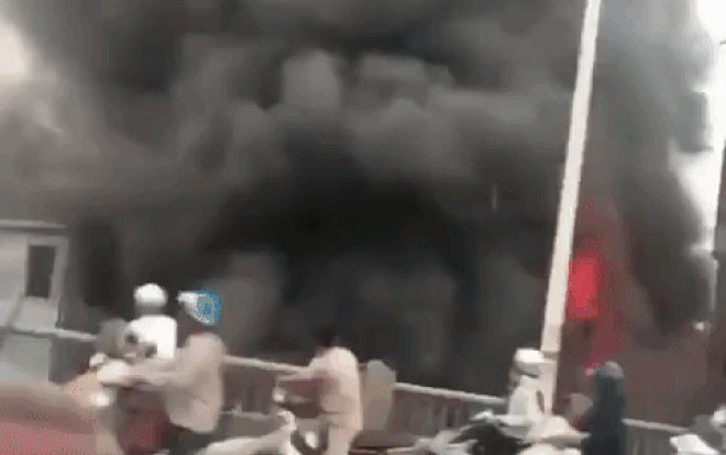 Cháy lớn tại biệt thự bán chăn ga gối đệm, nghi có cụ bà mắc kẹt bên trong Ảnh 2