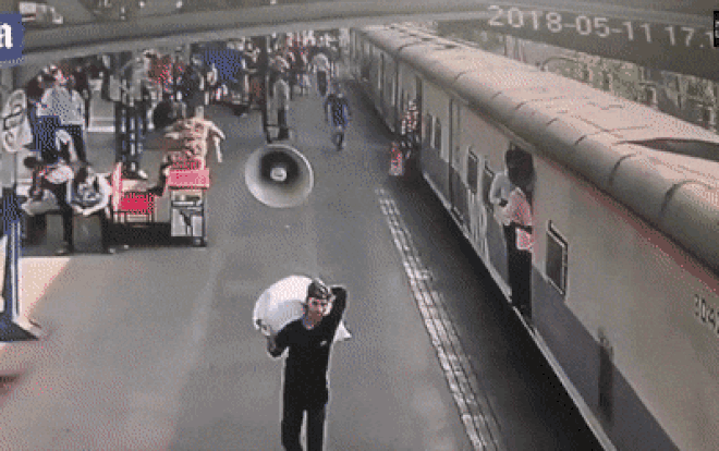 Đứng tim giây phút bé gái suýt bị cuốn vào đoàn tàu đang chạy Ảnh 2